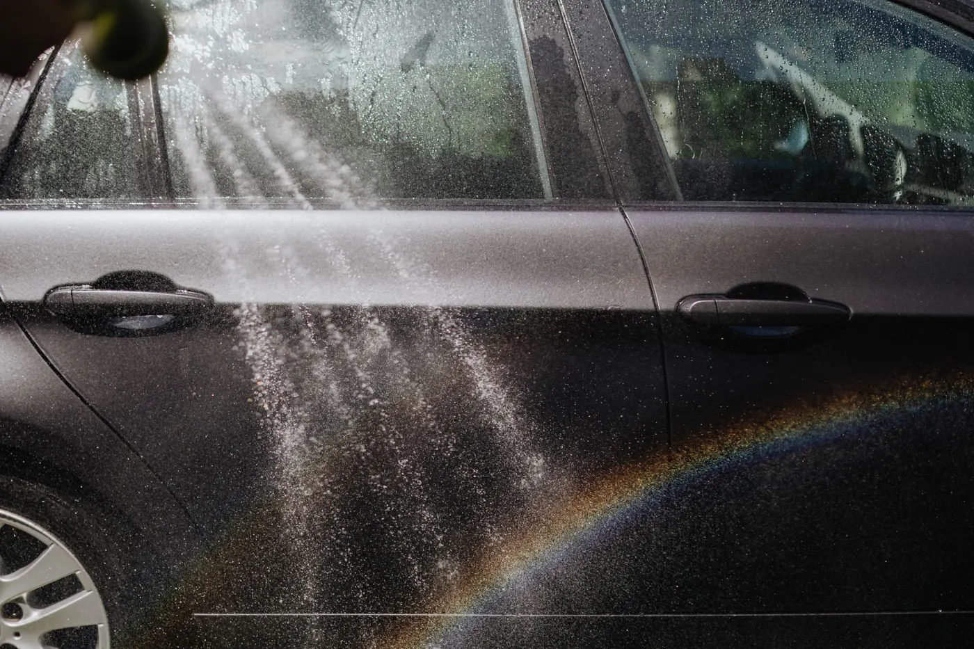 水しぶきを上げて車体を洗い流す様子