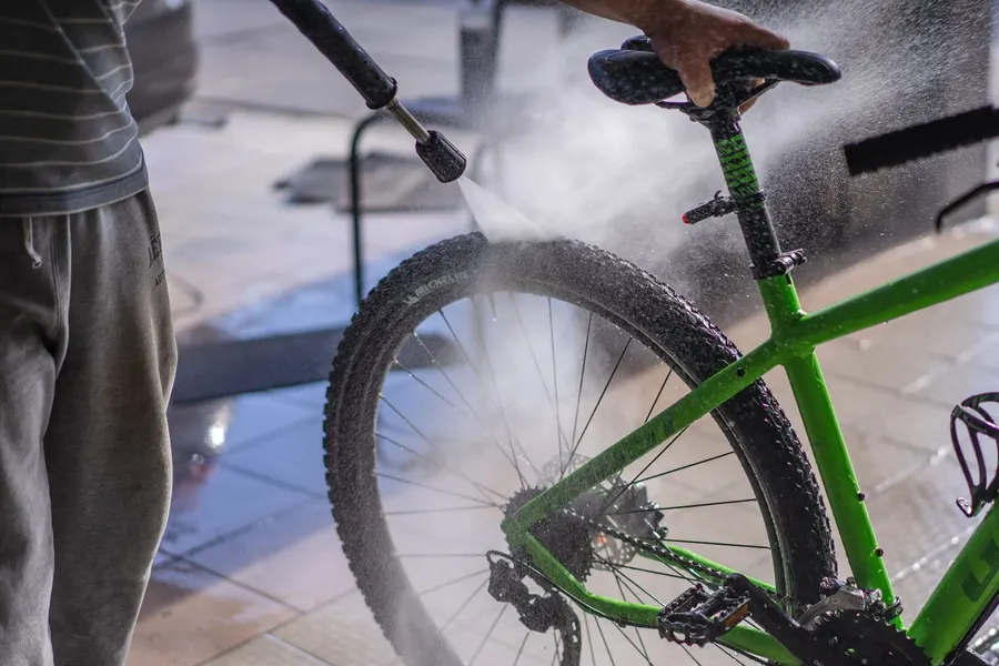 自転車のホイールを水で洗い流す様子